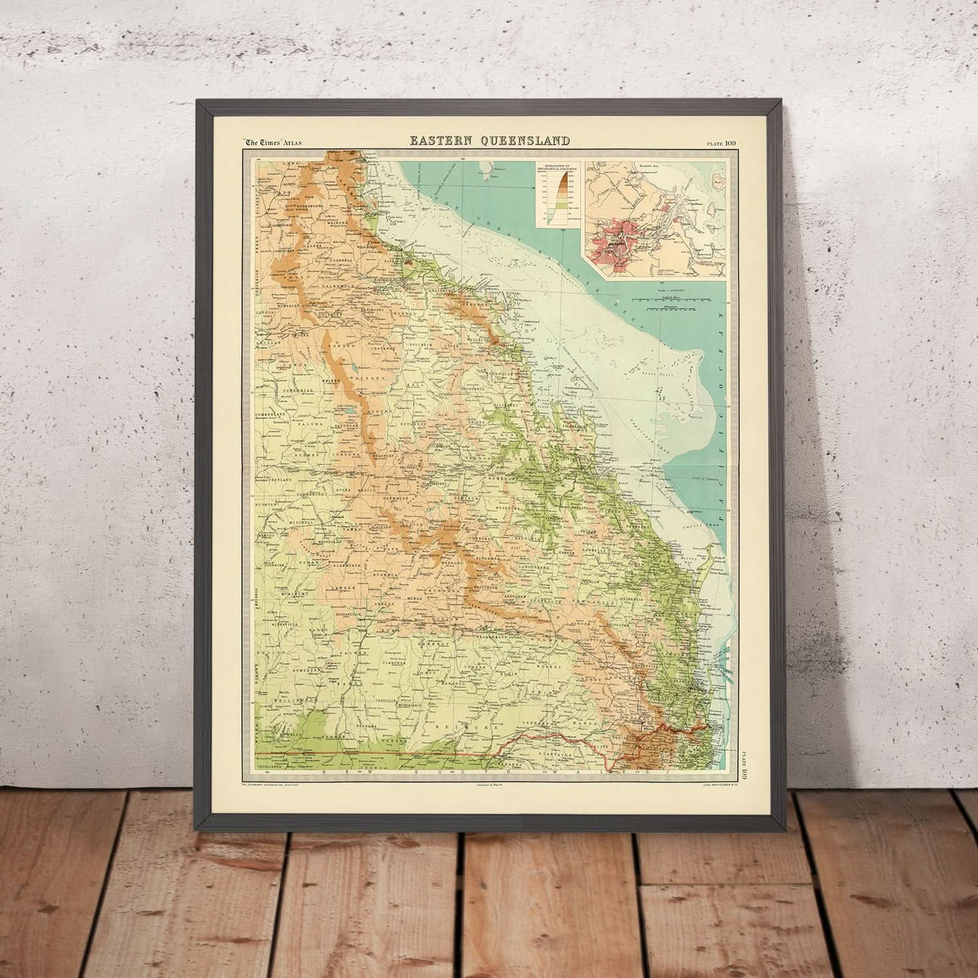 Mapa antiguo del este de Queensland de Bartholomew, 1922: Brisbane, Cairns, relieve, rutas de navegación, recuadro