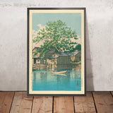 Flussdorf mit Bootsführer und Baum von Hasui Kawase, 1935 